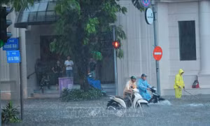 Mưa lớn dồn dập kéo dài tiếp tục nhấn chìm nhiều tuyến phố ở Hà Nội 