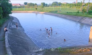 Cảnh báo nguy cơ đuối nước khi trẻ tự ý tắm sông