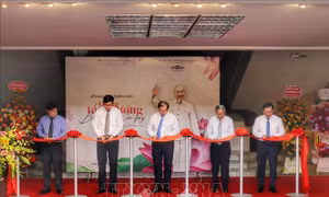 Khai mạc triển lãm 'Những tấm gương bình dị mà cao quý'