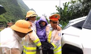 Vượt lũ đưa bệnh nhân đến bệnh viện cấp cứu kịp thời