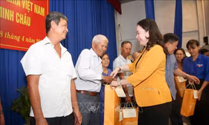 Quyền Chủ tịch nước thăm, tặng quà người có công và trẻ em tại Tây Ninh