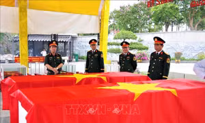 Đón nhận hài cốt liệt sĩ quân tình nguyện và chuyên gia Việt Nam hy sinh tại Lào về nước