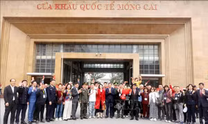 Cửa khẩu quốc tế Móng Cái nhộn nhịp đón khách du lịch 'xông đất' đầu năm
