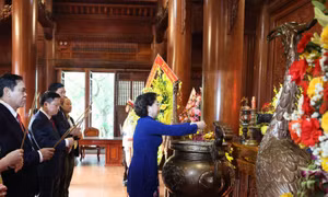 Phó Thủ tướng Phạm Thị Thanh Trà dâng hương tại Khu di tích Quốc gia đặc biệt Kim Liên 