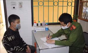 Khởi tố, bắt tạm giam đối tượng cướp máy đo thân nhiệt tại chốt kiểm soát dịch COVID-19