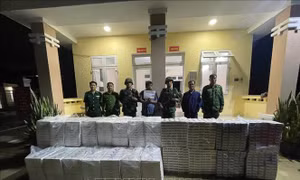 Bắt giữ đối tượng vận chuyển 15.500 bao thuốc lá ngoại nhập lậu