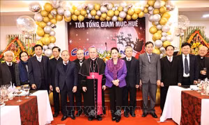 Chủ tịch Quốc hội chúc mừng Giáng sinh tại Tòa Tổng Giám mục Tổng Giáo phận Huế 