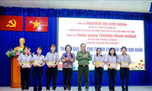 Trao yêu thương đến học sinh, chiến sĩ nơi đảo tiền tiêu Phú Quý