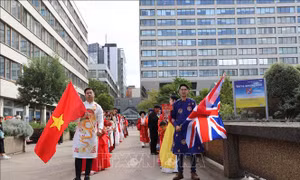'Việt phục bộ hành' tại Anh chào mừng Tết Độc lập