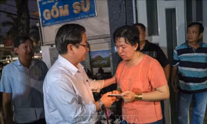 Chủ tịch UBND thành phố Cần Thơ thăm hỏi cơ sở sửa chữa ô tô bị hỏa hoạn
