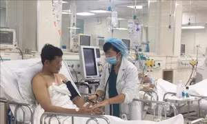 Tích cực cứu chữa hai thợ lặn bị nạn khi trục vớt tàu chìm dưới sông Lòng Tàu