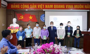 Lai Châu: Gần 600 người dân có hoàn cảnh khó khăn được tặng sổ bảo hiểm xã hội và thẻ bảo hiểm y tế