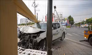 Xe ô tô va chạm với 2 xe máy, làm sập tường rào Tòa thánh Cao Đài Tây Ninh