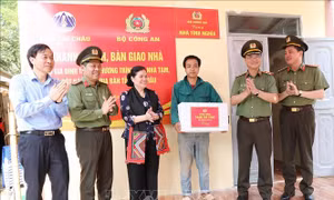 Bộ Công an hỗ trợ Lai Châu xóa nhà tạm cho đồng bào vùng cao