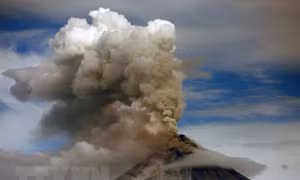 Philippines cảnh báo núi lửa Mayon phun trào