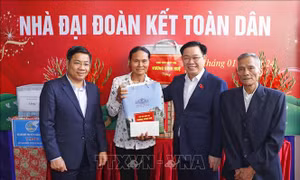 Chủ tịch Quốc hội Vương Đình Huệ thăm, làm việc tại Bắc Giang