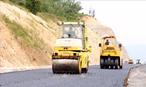 Thảm bê tông nhựa tại dự án thành phần cao tốc Quy Nhơn - Chí Thạnh