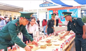 Động viên hộ nghèo và học sinh khu vực biên giới