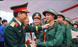Thanh niên Hà Tĩnh, Nghệ An náo nức lên đường nhập ngũ