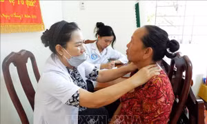 Khám bệnh, phát thuốc miễn phí cho người dân vùng biên giới
