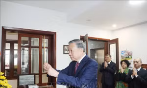 Tổng Bí thư Tô Lâm dâng hương tưởng niệm Thủ tướng Phạm Văn Đồng