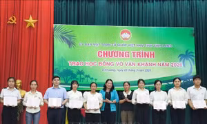 Trao học bổng Võ Văn Khánh cho học sinh, sinh viên vượt khó