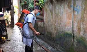 Y tế quận Hai Bà Trưng (Hà Nội) phun khử khuẩn phòng dịch bệnh 