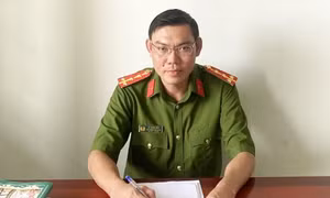 Tặng Bằng khen cho 2 Công an xã cứu người nước ngoài bị đuối nước