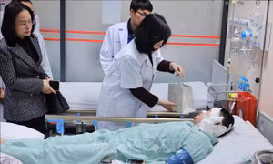 Bộ trưởng Y tế thăm nạn nhân vụ cháy quán cà phê trên đường Phạm Văn Đồng