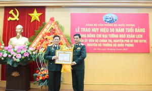 Trao Huy hiệu 50 năm tuổi Đảng tặng Đại tướng Ngô Xuân Lịch