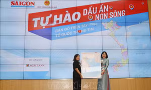 Trao tặng bản đồ Việt Nam đến 34 tỉnh, thành trong cả nước