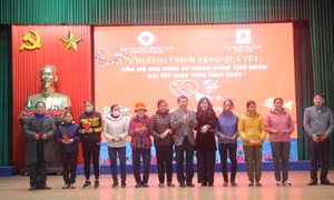 Trao quà 'Tết Nhân ái' cho người có hoàn cảnh khó khăn