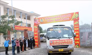 Ấm áp những chuyến xe miễn phí đưa công nhân về quê ăn Tết