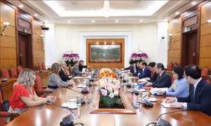 Đồng chí Phan Đình Trạc tiếp Đoàn đại biểu cấp cao Phong trào Cánh tả Thống nhất (MIU), CH Dominica