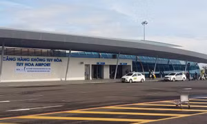 Sân bay Tuy Hòa hoạt động trở lại, các hãng tích cực vận chuyển hàng cứu trợ tới Trung Bộ