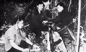 Một thời 'tay bút, tay súng' của phóng viên Thông tấn - Bài 1: Giữ làn sóng điện không bao giờ tắt
