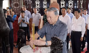 Chủ tịch nước Tô Lâm dâng hương tưởng nhớ Thủ tướng Võ Văn Kiệt và Chủ tịch Hội đồng Bộ trưởng Phạm Hùng