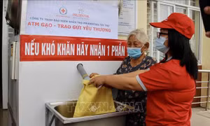 Tặng gạo cho hơn 1.300 hộ nghèo ở An Giang bị ảnh hưởng bởi dịch COVID-19