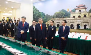 Tổng Bí thư Tô Lâm và Tổng Bí thư, Chủ tịch nước Trung Quốc Tập Cận Bình chứng kiến trưng bày các văn kiện hợp tác giữa hai nước 