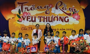 Sinh viên Cần Thơ tặng 10.000 lồng đèn cho thiếu nhi dịp Tết Trung thu