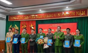 Biểu dương các tập thể có thành tích xuất sắc trong đấu tranh trấn áp tội phạm