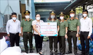 San sẻ yêu thương, đồng hành chống dịch COVID-19