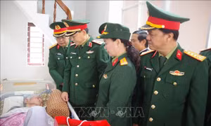 Đoàn công tác Quân ủy Trung ương tặng quà các gia đình chính sách tại Quảng Trị