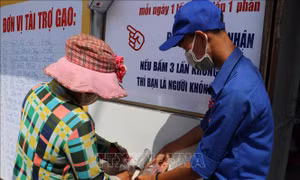 Ấm lòng bà con nghèo với cây 'ATM gạo' đầu tiên tại Đức Hòa, Long An