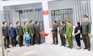 Trao nhà 'Nghĩa tình đồng đội' tặng chiến sỹ công an có hoàn cảnh khó khăn