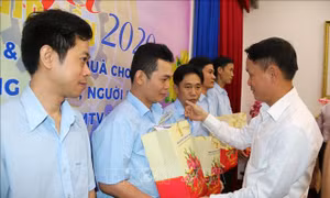 Lãnh đạo TTXVN tặng quà 'Tết sum vầy' cho công nhân lao động 