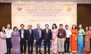 Chủ tịch Quốc hội Vương Đình Huệ gặp gỡ cộng đồng doanh nhân người Việt tại châu Âu