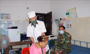 Khám bệnh, tặng quà cho người dân xã biên giới Đắk Đam