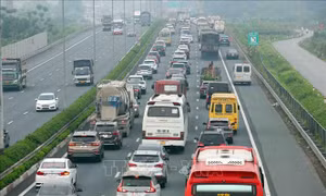Ngày đầu nghỉ lễ 30/4 – 1/5: Ùn ứ ở cửa ngõ thành phố