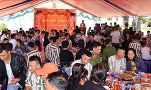Trại giam Gia Trung tổ chức bữa cơm tất niên cho 3.300 phạm nhân
